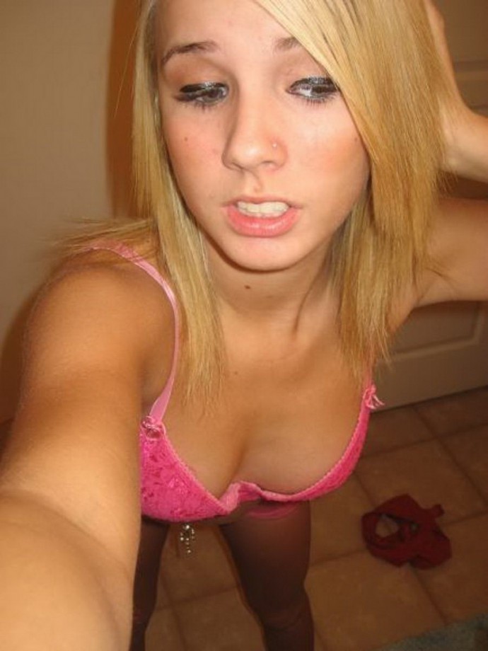 Selfpics - blonde in bad