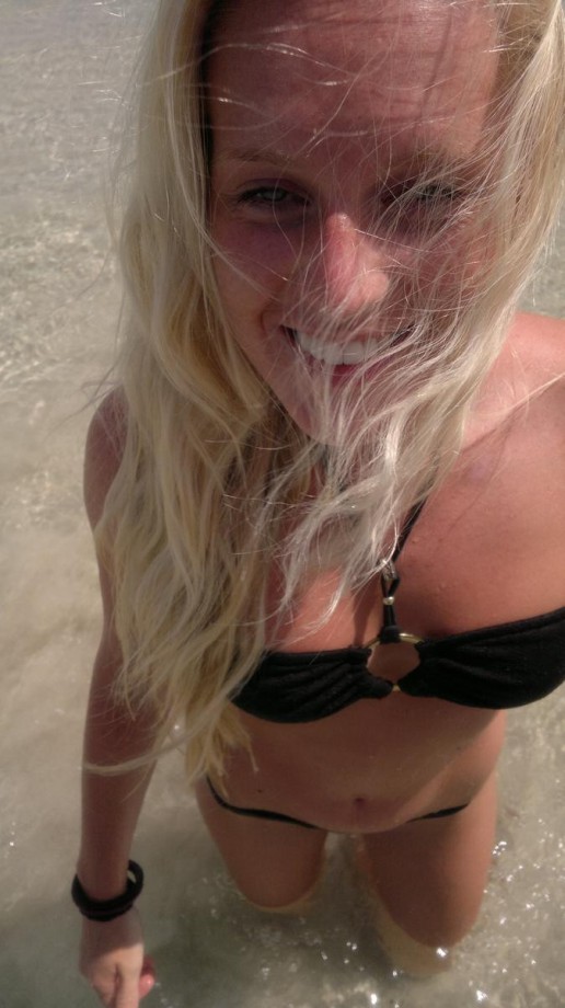 Nice blonde hot vacation beach pix