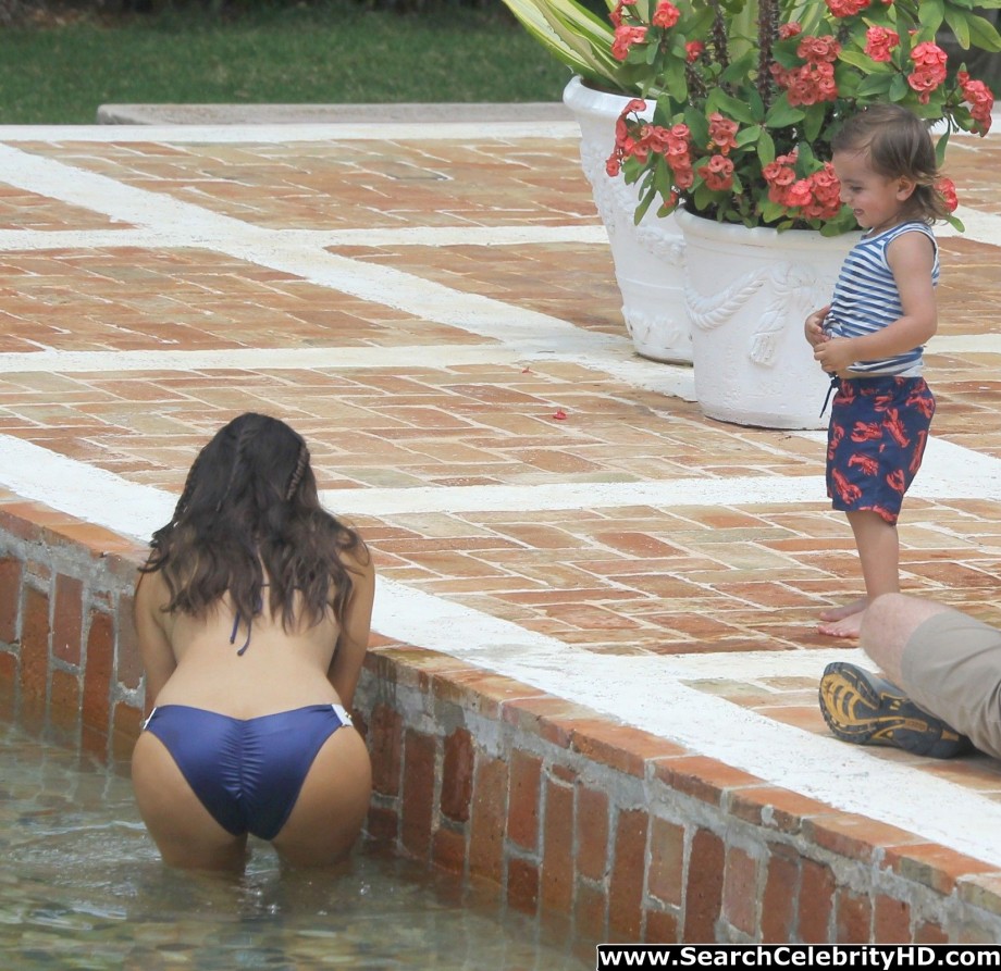 Kim kardashian and kendall jenner – bikini candids in dominican republic - celebrity