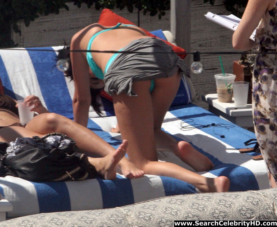 Selena gomez - bikini candids in miami
