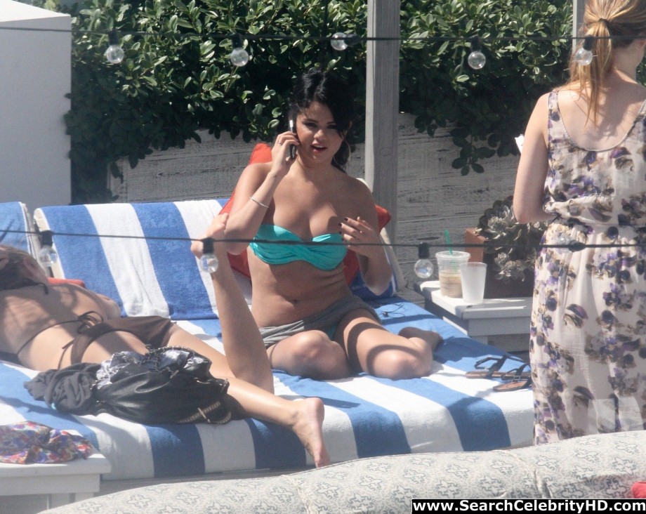 Selena gomez - bikini candids in miami