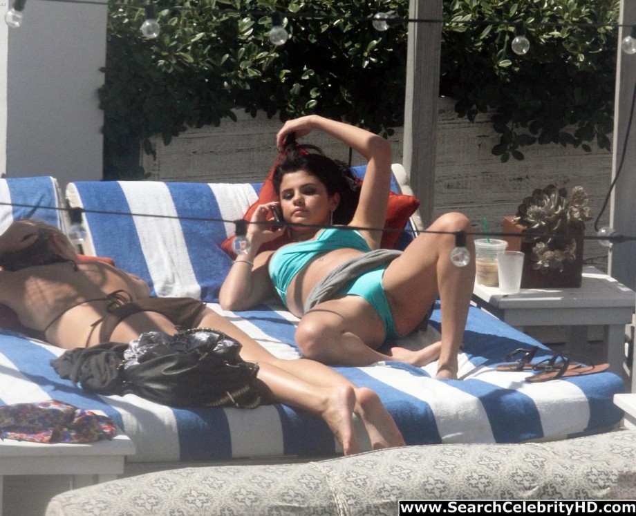 Selena gomez - bikini candids in miami