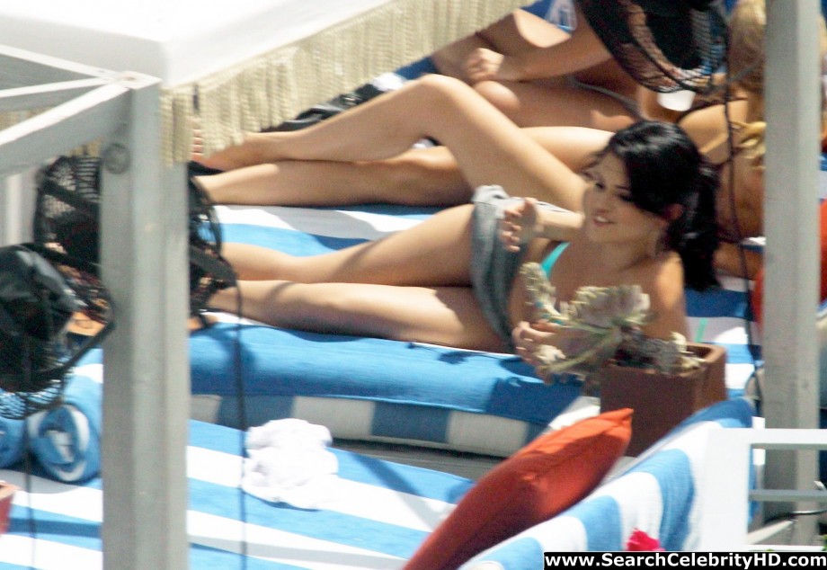 Selena gomez - bikini candids in miami