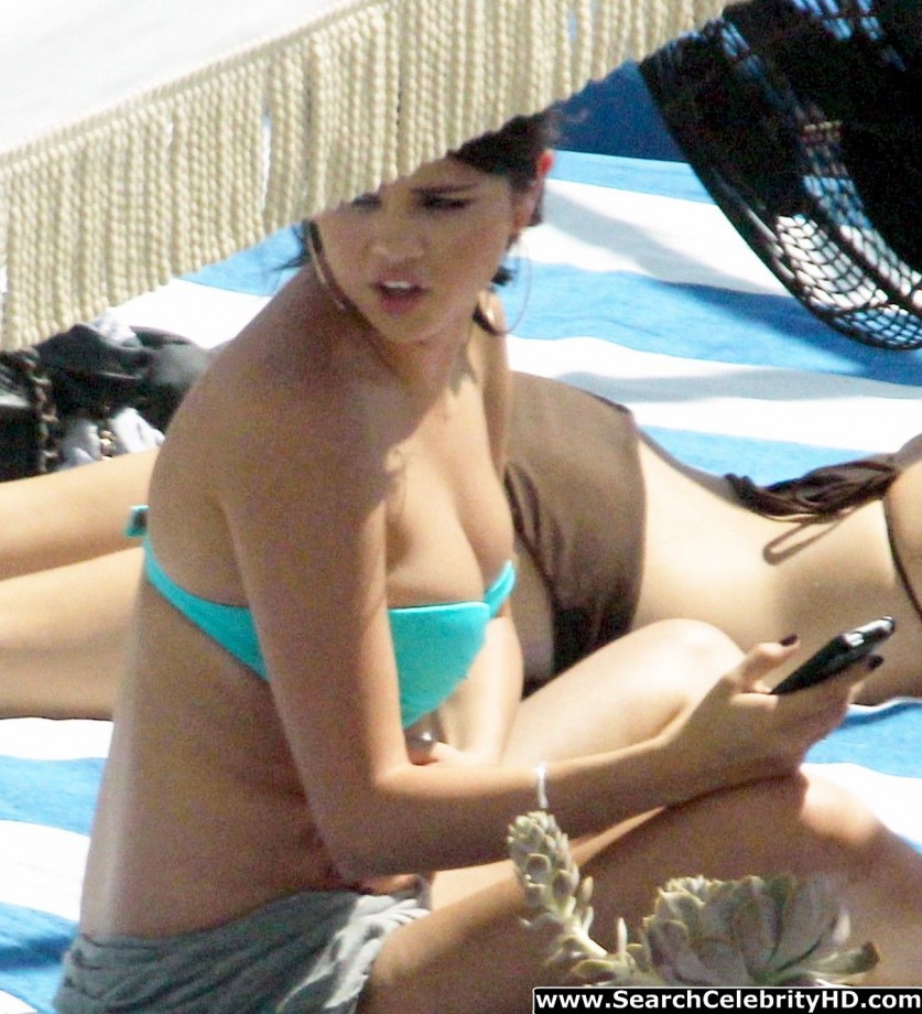 Selena gomez - bikini candids in miami