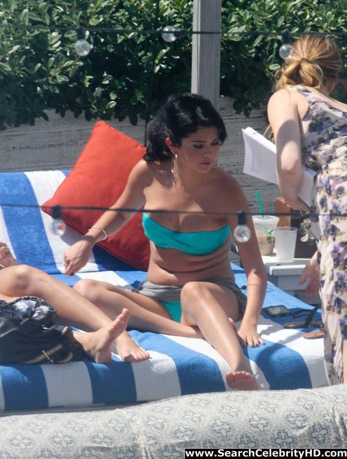 Selena gomez - bikini candids in miami