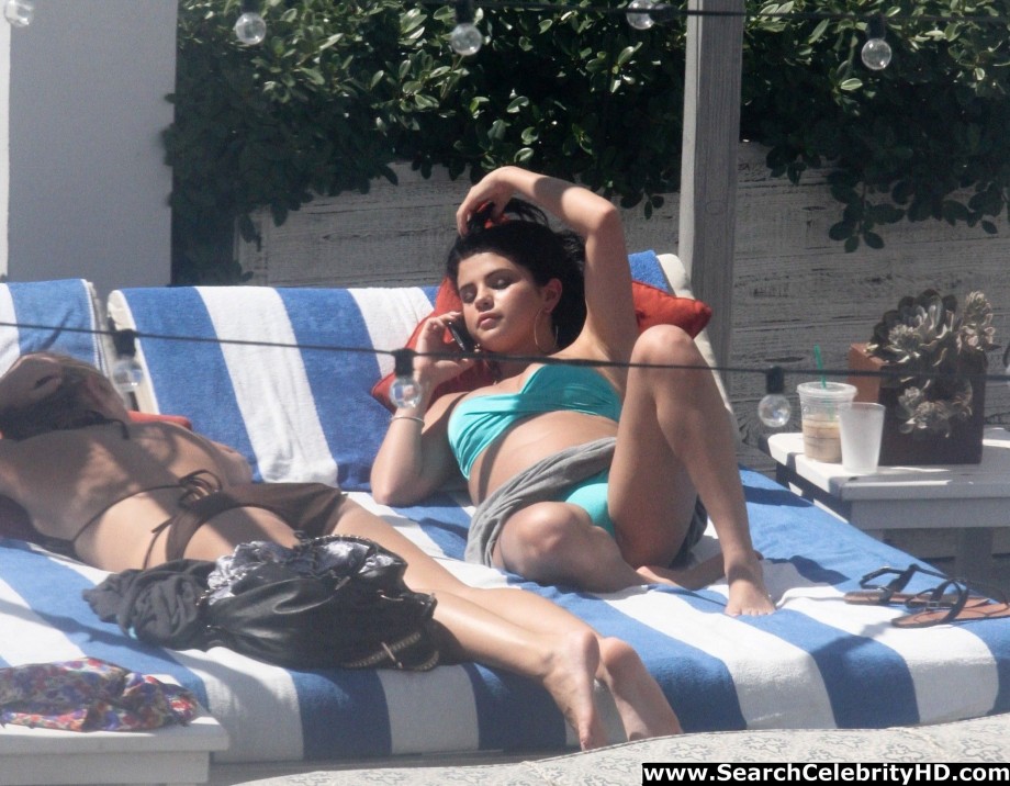 Selena gomez - bikini candids in miami