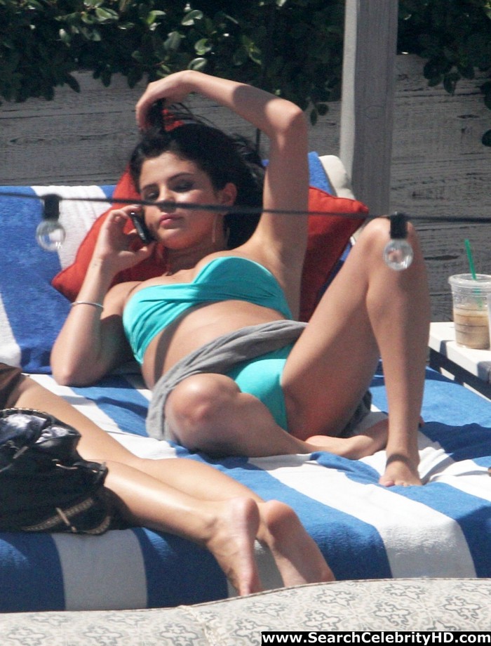 Selena gomez - bikini candids in miami