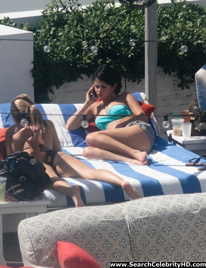 Selena gomez - bikini candids in miami