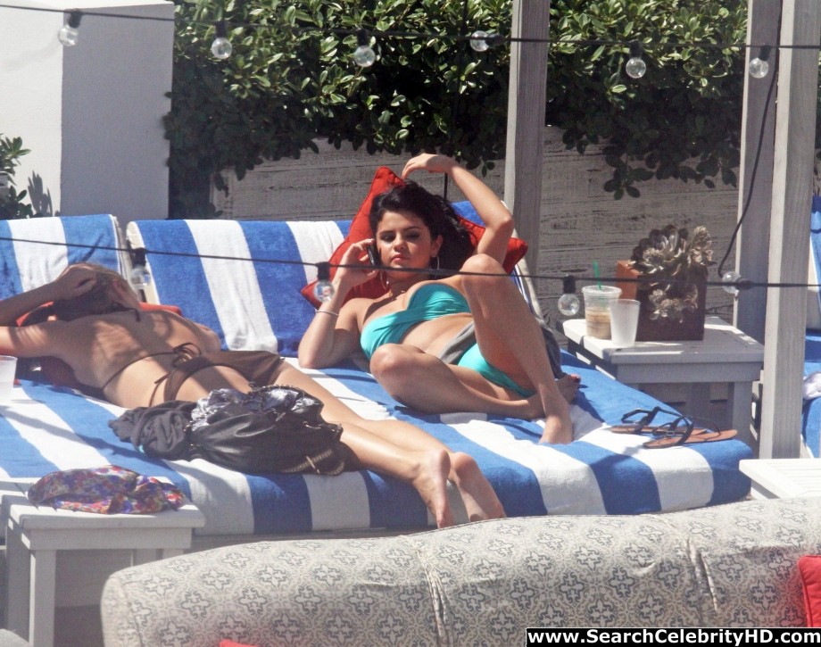 Selena gomez - bikini candids in miami