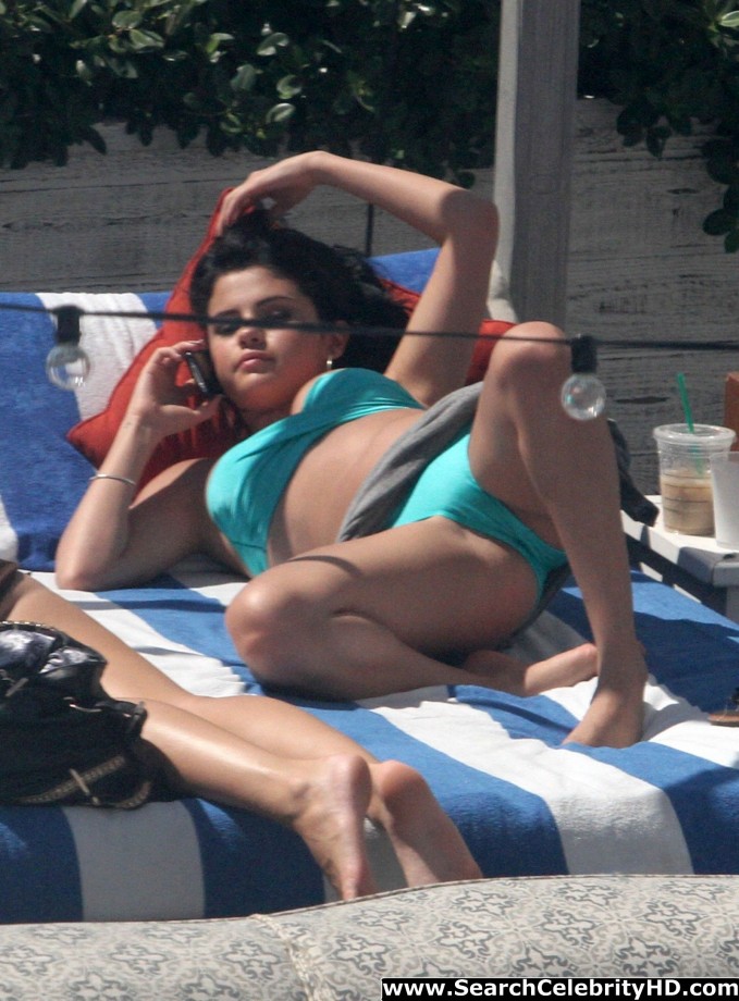 Selena gomez - bikini candids in miami