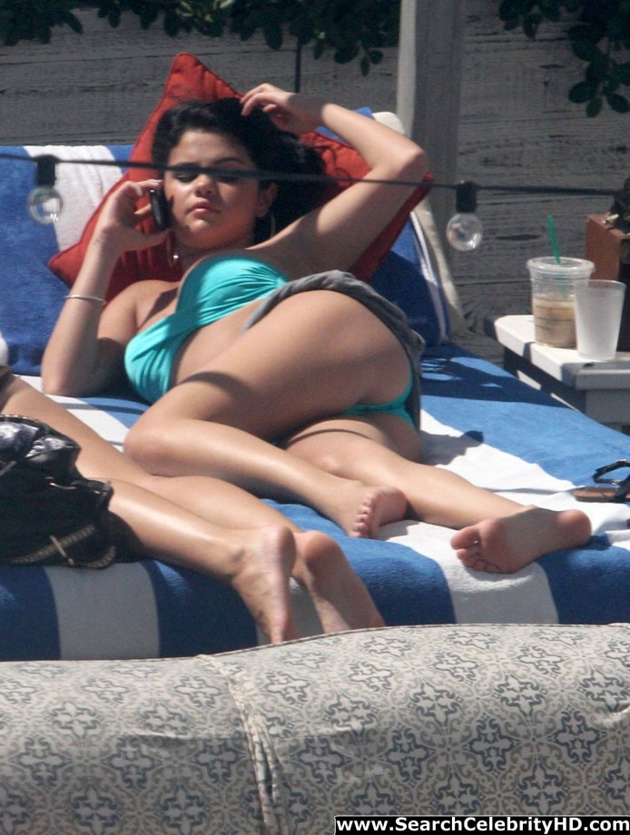 Selena gomez - bikini candids in miami