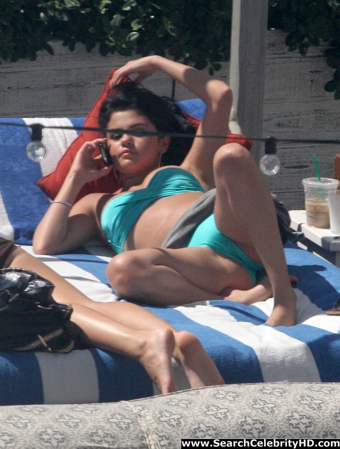 Selena gomez - bikini candids in miami