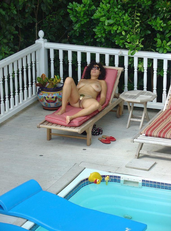 Horny milf on vacation 3