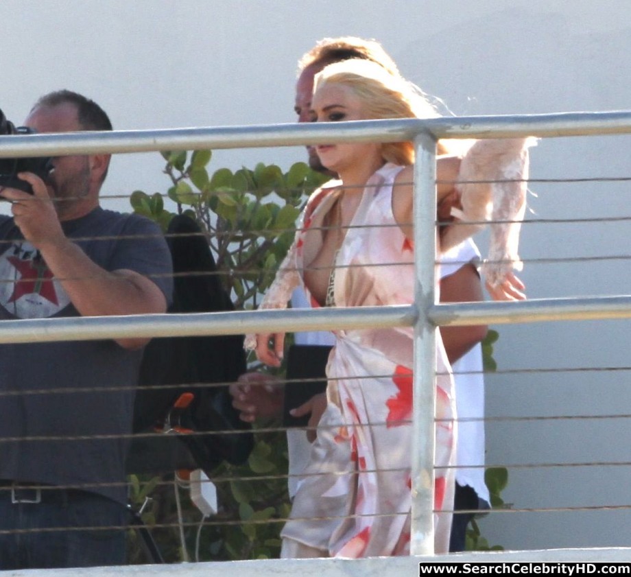 Lindsay lohan - topless photoshoot candids in miami - celebrity