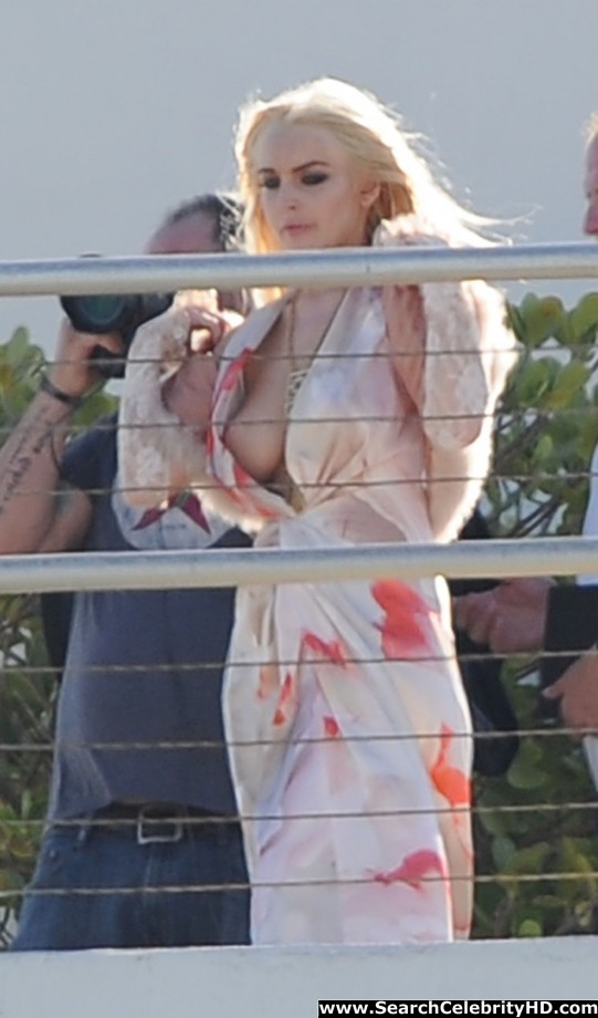 Lindsay lohan - topless photoshoot candids in miami - celebrity