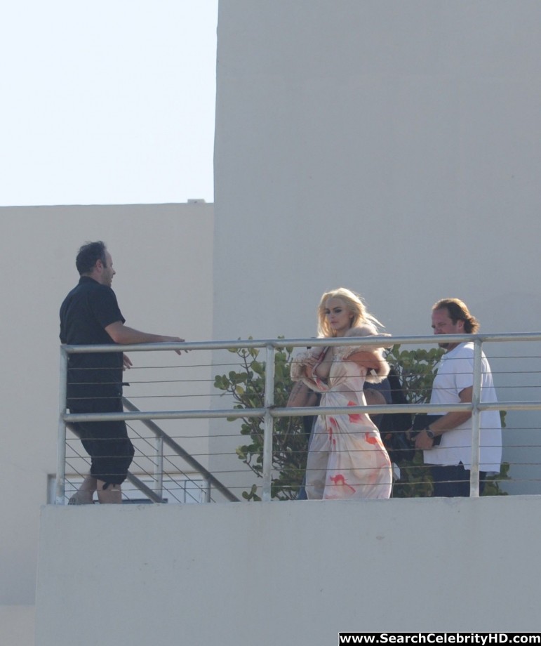 Lindsay lohan - topless photoshoot candids in miami - celebrity