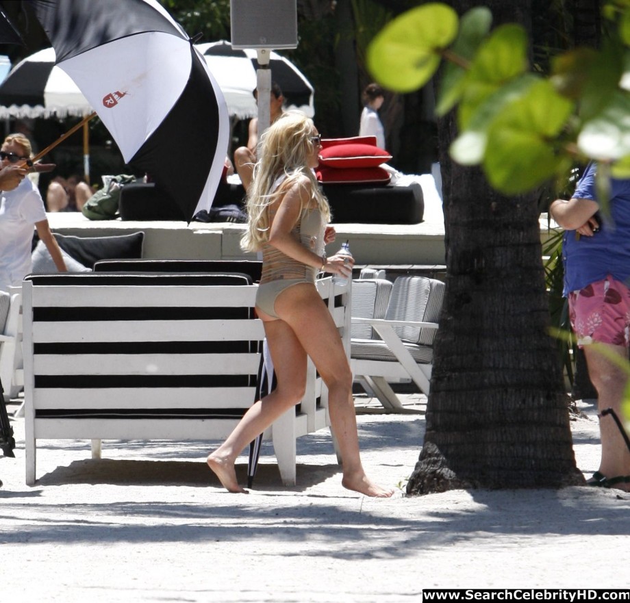 Lindsay lohan - topless photoshoot candids in miami - celebrity