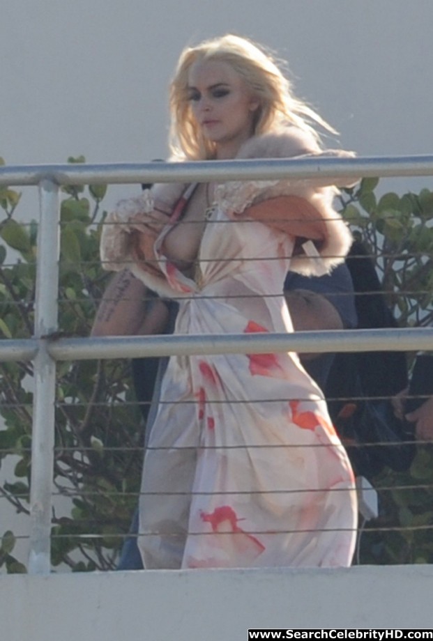 Lindsay lohan - topless photoshoot candids in miami - celebrity