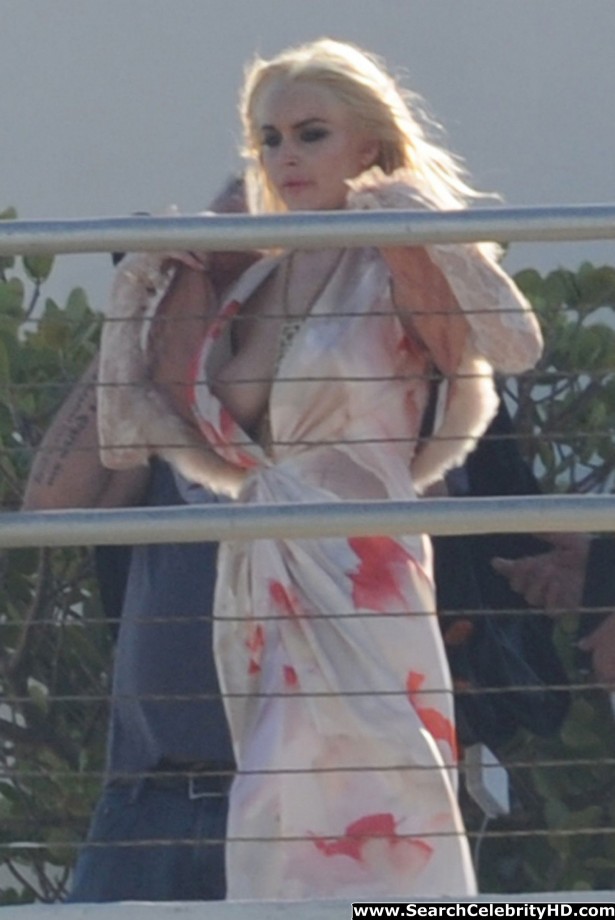 Lindsay lohan - topless photoshoot candids in miami - celebrity