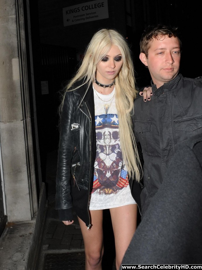 Taylor momsen - upskirt candids in london - celebrity