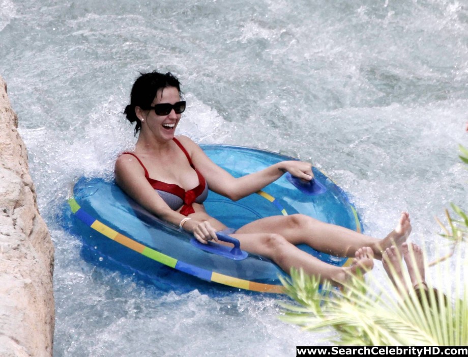 Katy perry - bikini candids at atlantis paradise island - celebrity