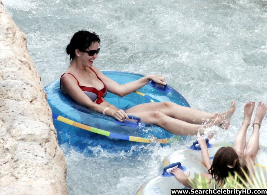 Katy perry - bikini candids at atlantis paradise island - celebrity
