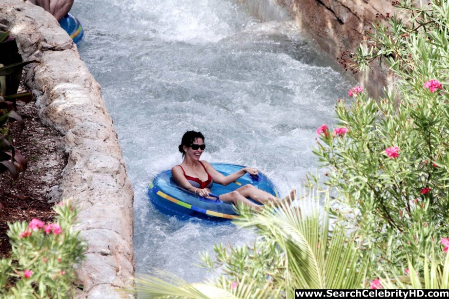 Katy perry - bikini candids at atlantis paradise island - celebrity