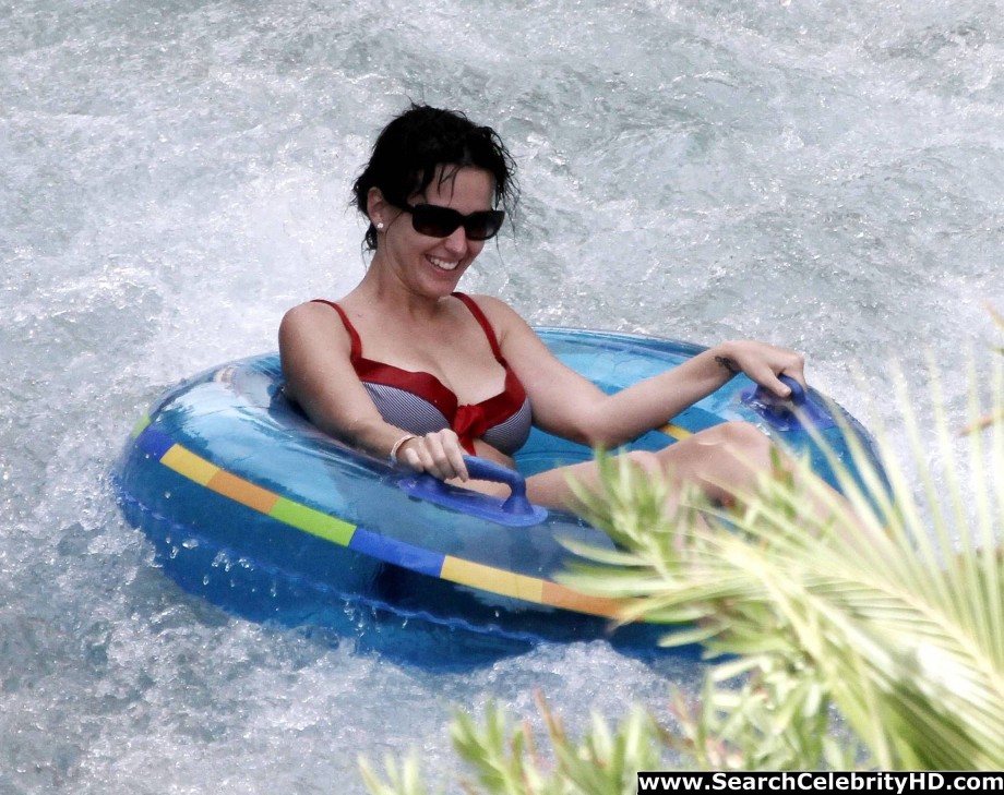 Katy perry - bikini candids at atlantis paradise island - celebrity