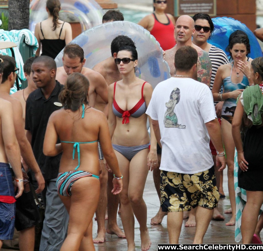 Katy perry - bikini candids at atlantis paradise island - celebrity