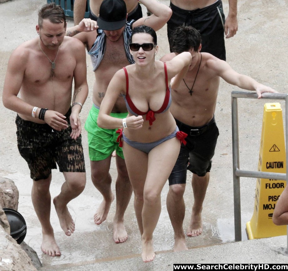 Katy perry - bikini candids at atlantis paradise island - celebrity