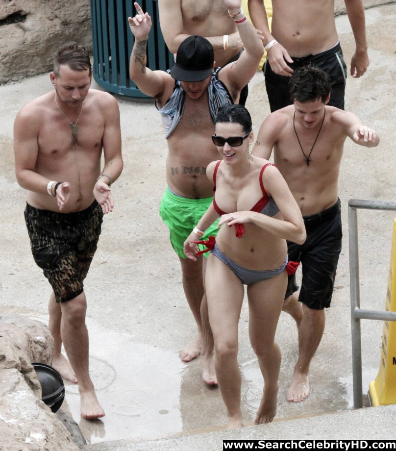 Katy perry - bikini candids at atlantis paradise island - celebrity