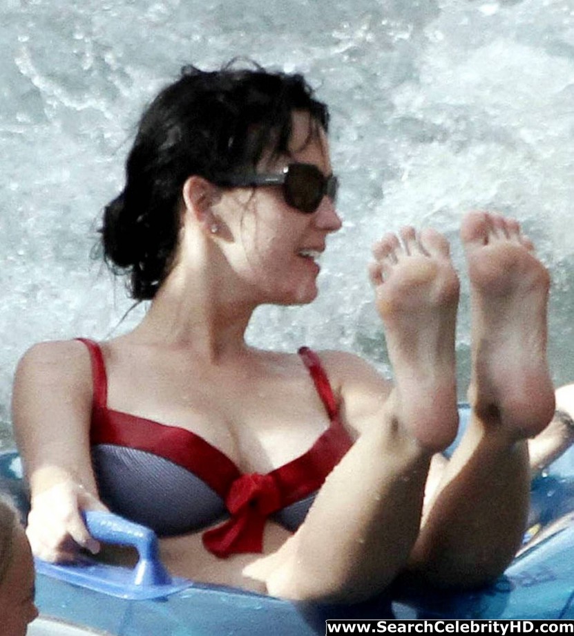 Katy perry - bikini candids at atlantis paradise island - celebrity