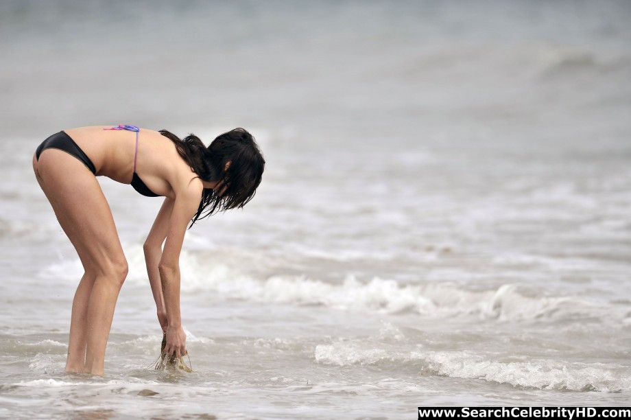 Nicole trunfio - bikini candids at malibu beach - celebrity