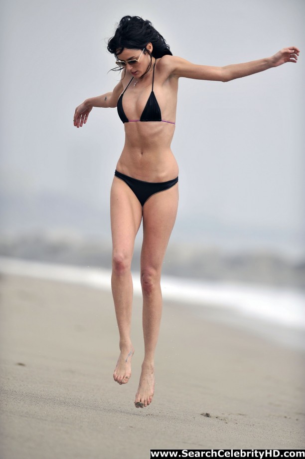 Nicole trunfio - bikini candids at malibu beach - celebrity