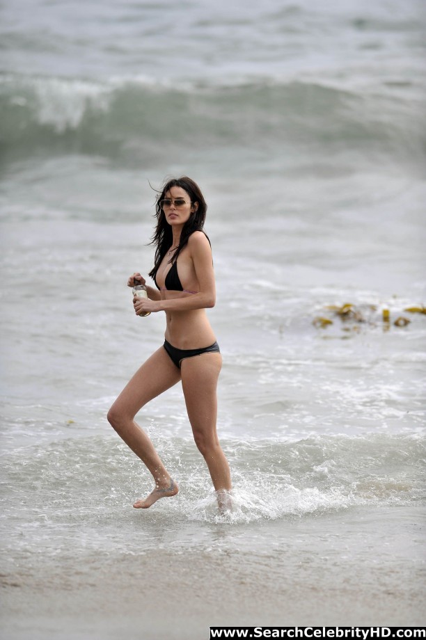 Nicole trunfio - bikini candids at malibu beach - celebrity