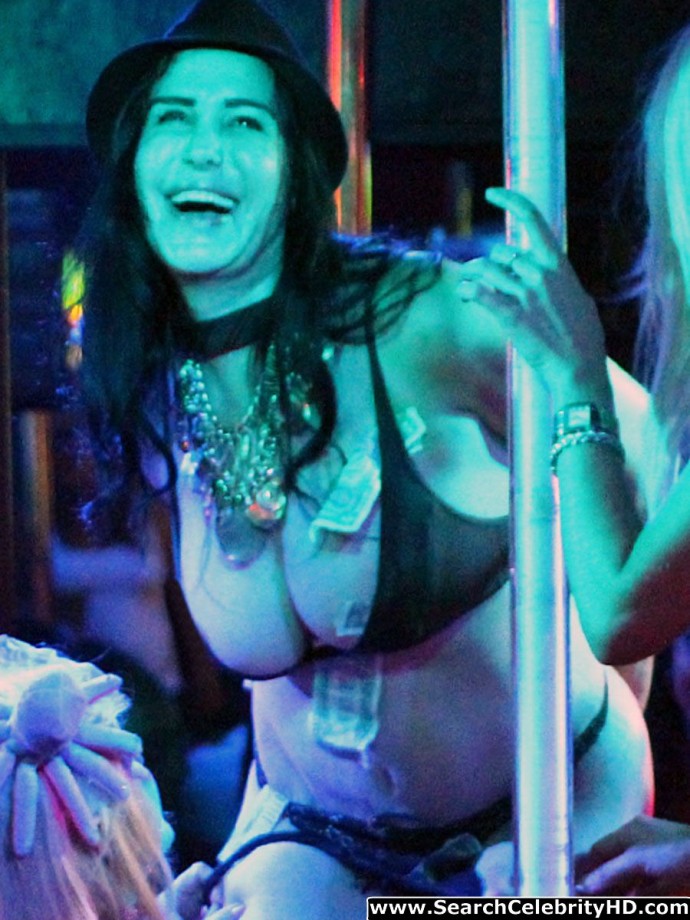Octomom nadya suleman topless striptease photos from strip club in miami