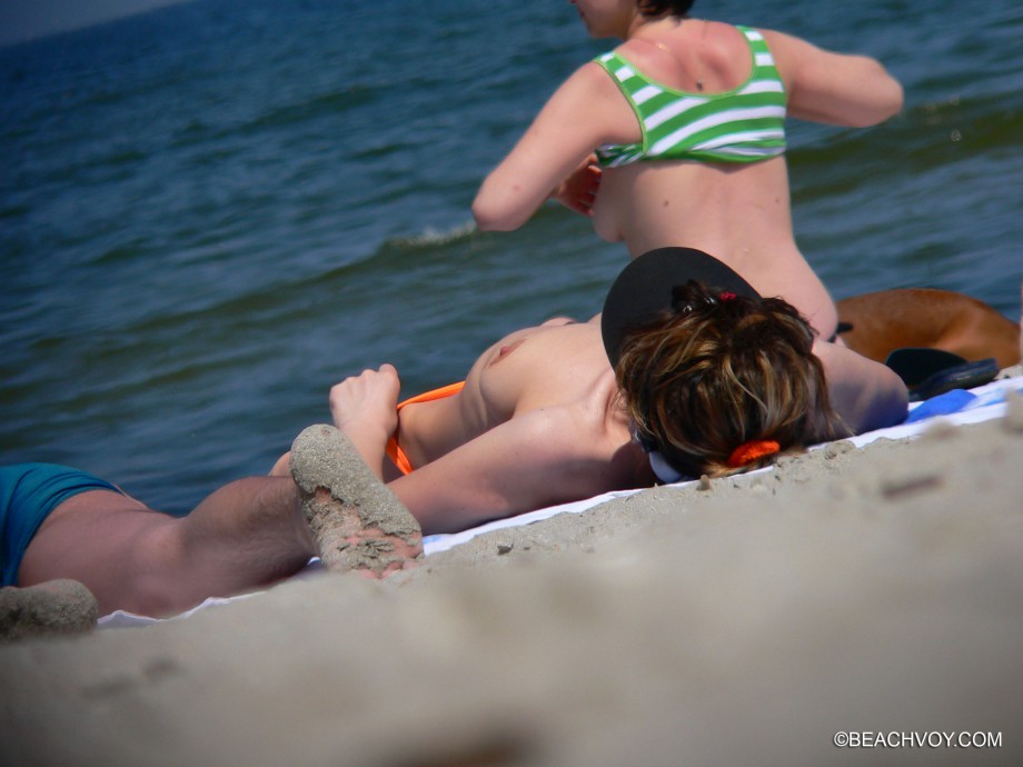 Topless girls on the beach - 014