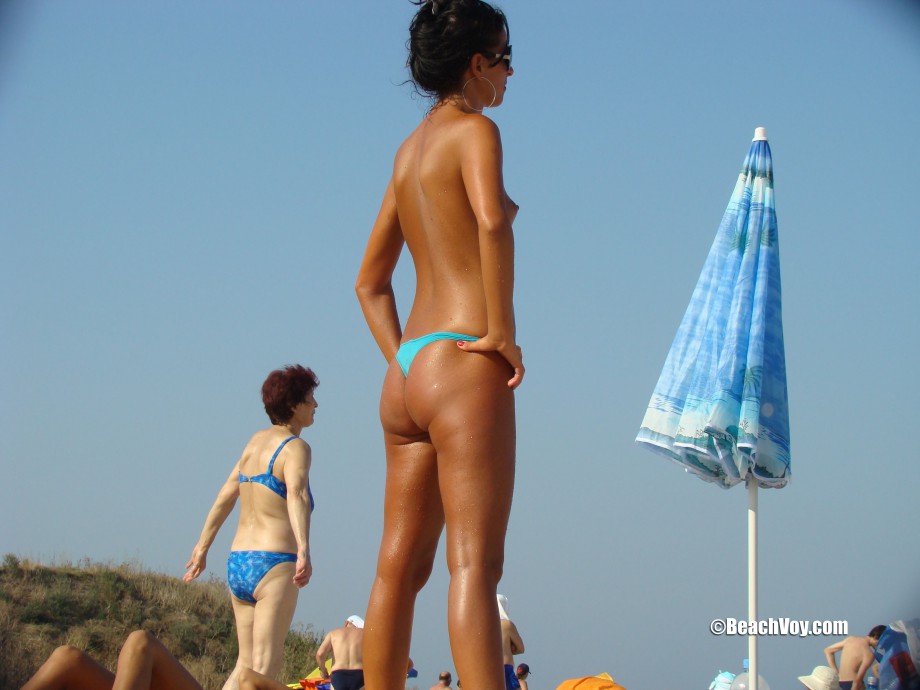 Topless girls on the beach - 048 - part 3