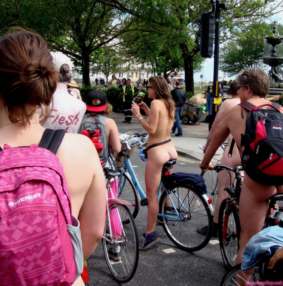 Nude couples fflashing their bodies on cycling tour