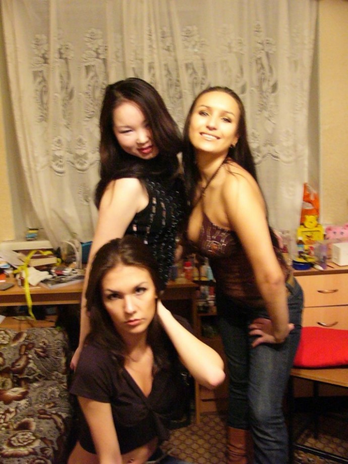 Hot russian amateur posing with her lesbo friends