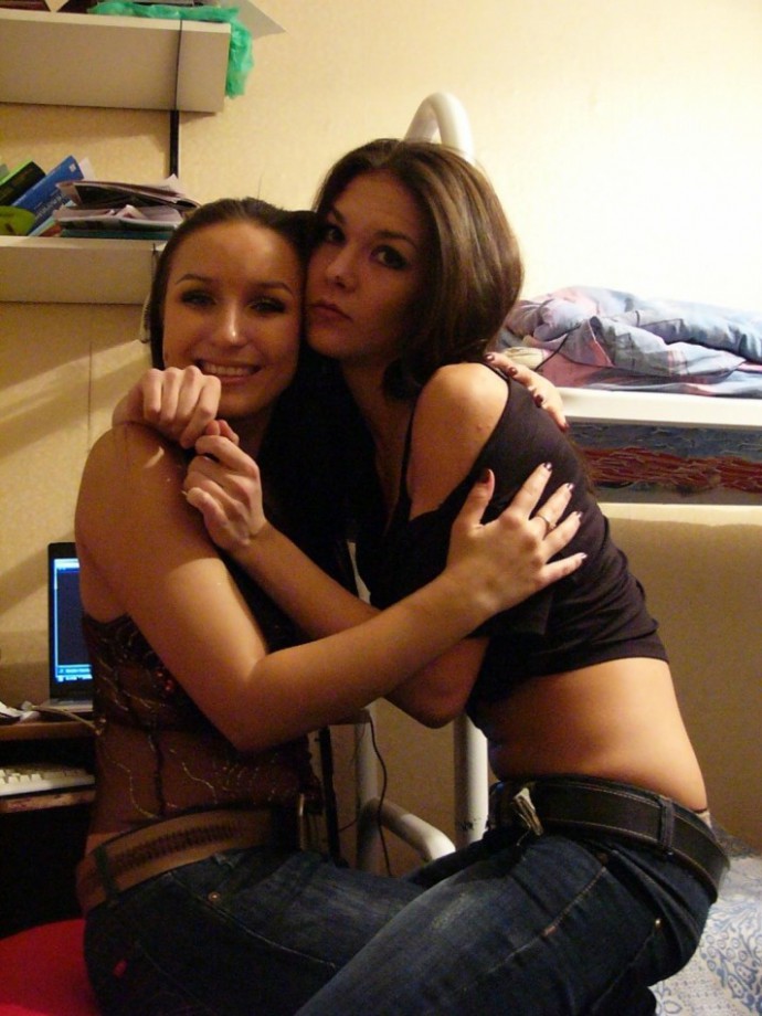 Hot russian amateur posing with her lesbo friends