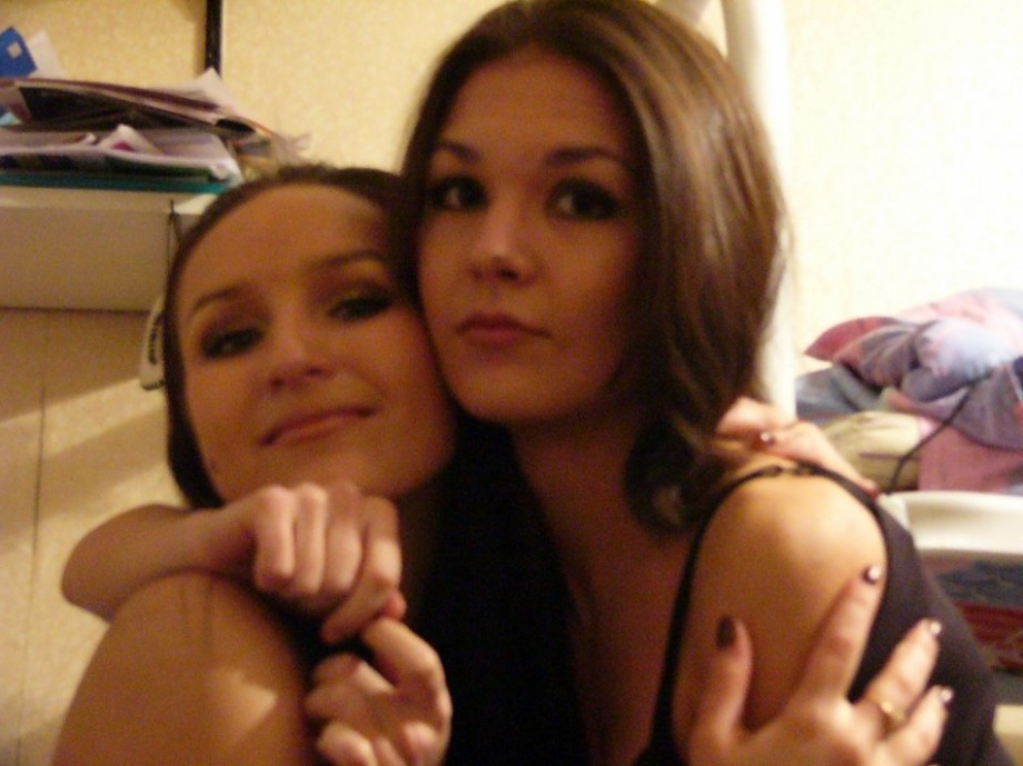 Hot russian amateur posing with her lesbo friends