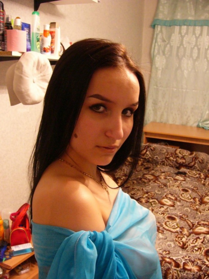 Hot russian amateur posing with her lesbo friends