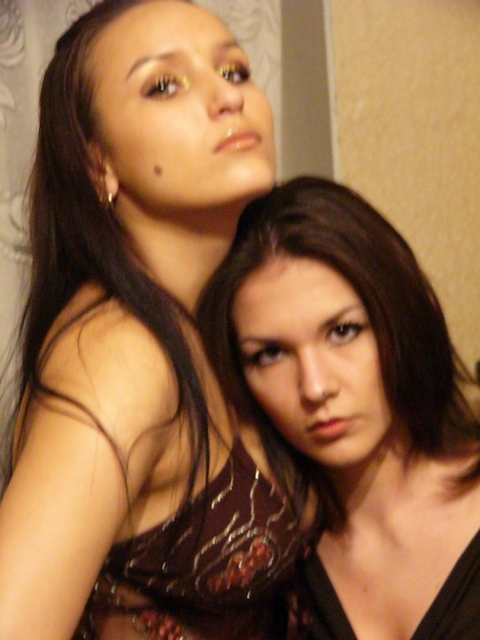 Hot russian amateur posing with her lesbo friends