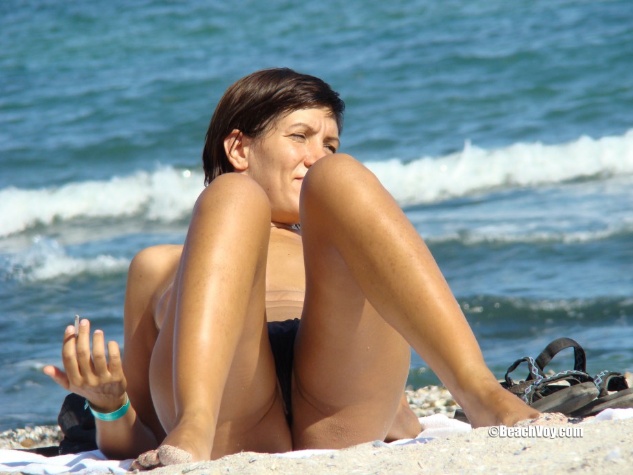 Topless girls on the beach - 063 - part 2
