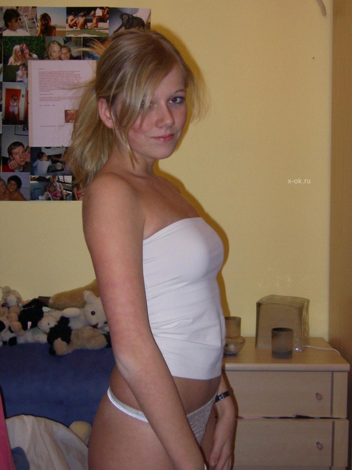 Tasty teeny blonde does some selfies