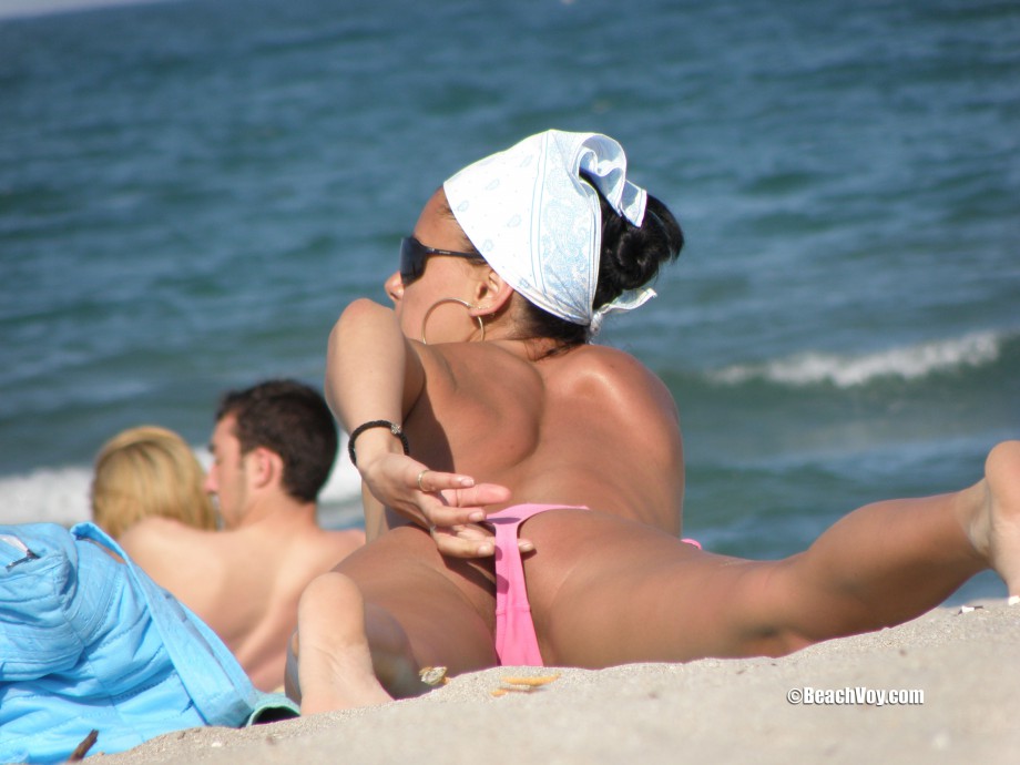 Topless girls on the beach - 044 - part 1