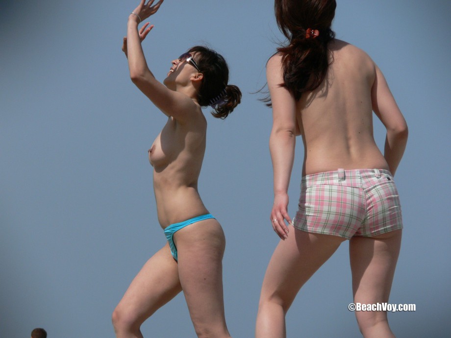 Topless girls on the beach - 087 - part 2