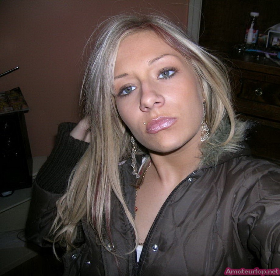 Horny  blonde felicity with bubble butt