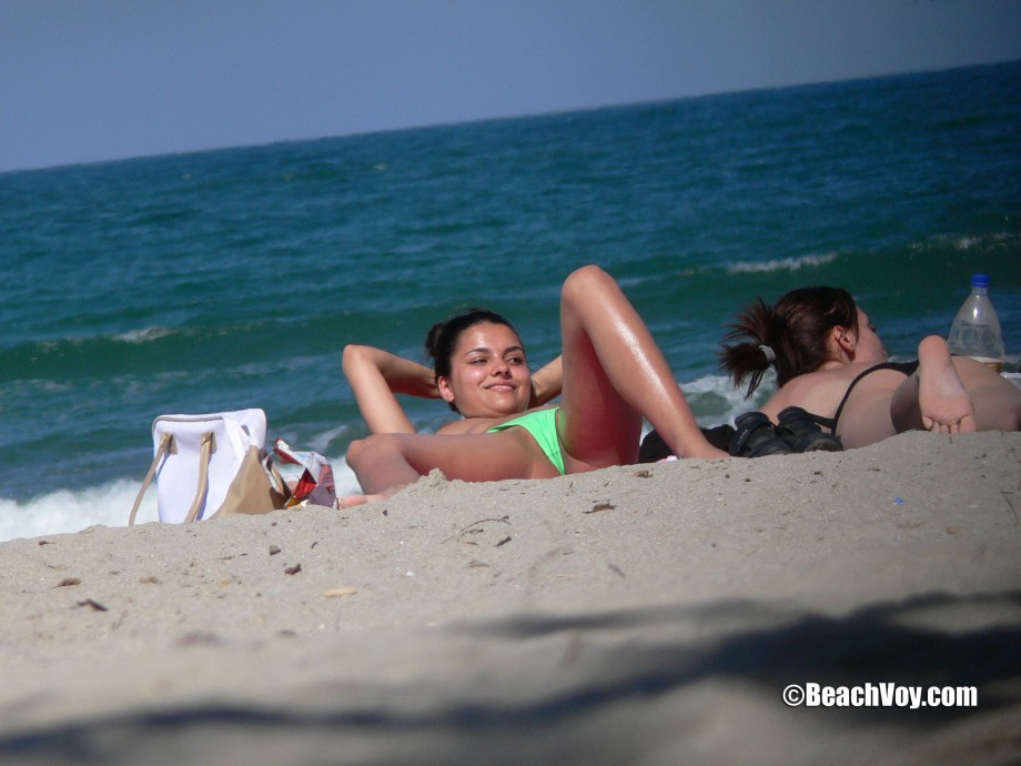 Topless girls on the beach - 079 - part 1